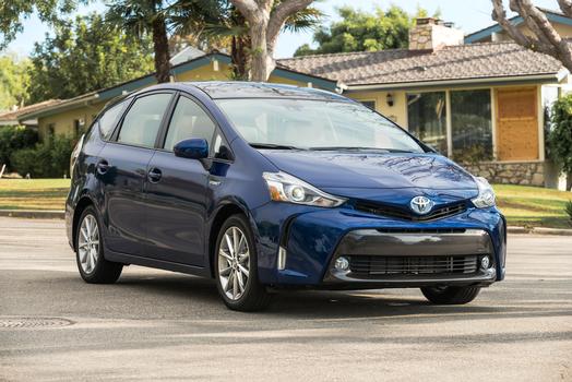 2016_toyota_prius_v_006