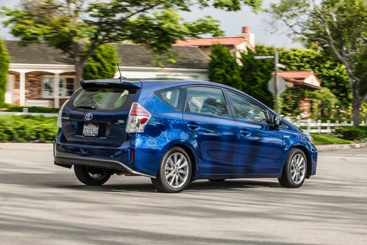 2016_toyota_prius_v_008