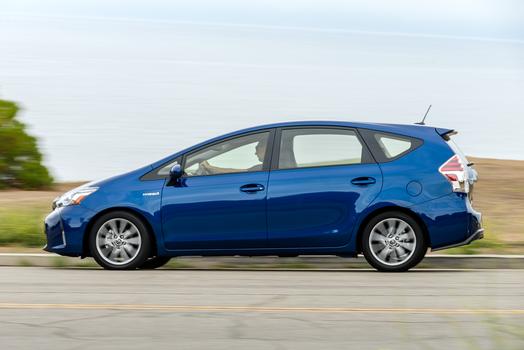 2016_toyota_prius_v_011