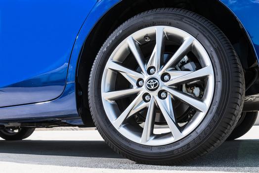 2016_toyota_prius_v_014
