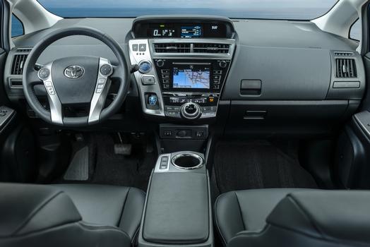 2016_toyota_prius_v_019