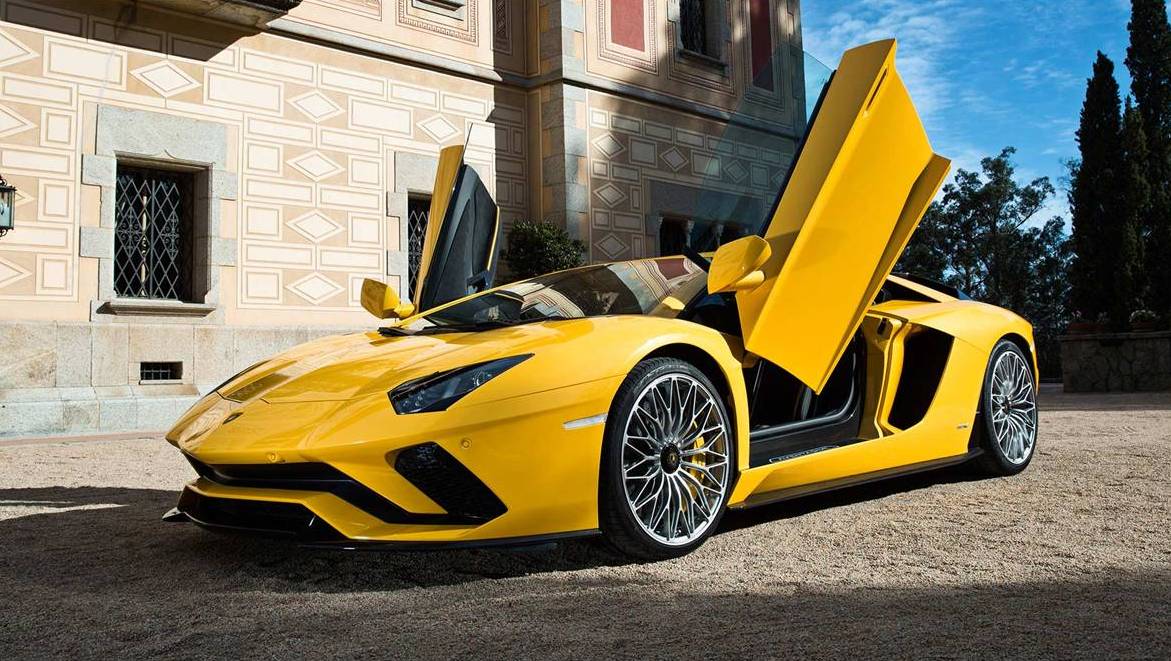 Lamborghini-Aventador-S-open-door