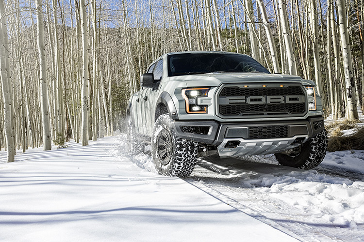 2017-f-150-ford-raptor-snow1