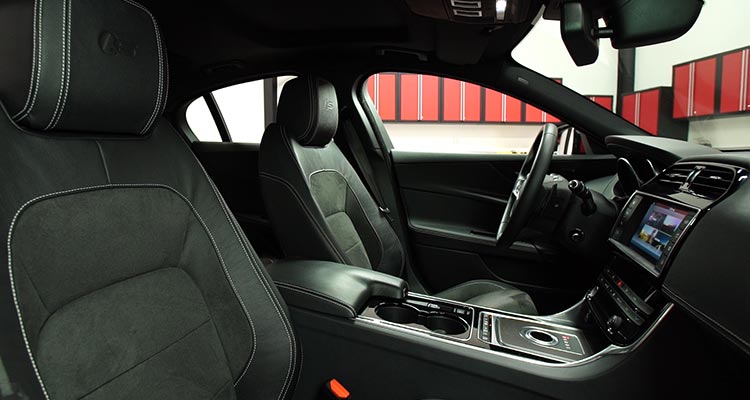 2017-Jaguar-XE-interior- (1)