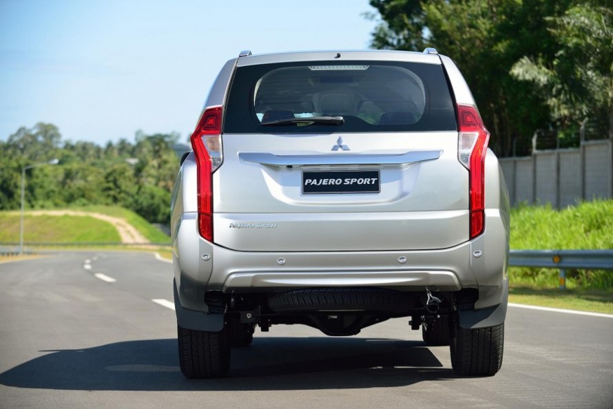 -Mitsubishi-Pajero-Sport-rear-