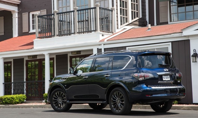 2017-Infiniti-QX80-2
