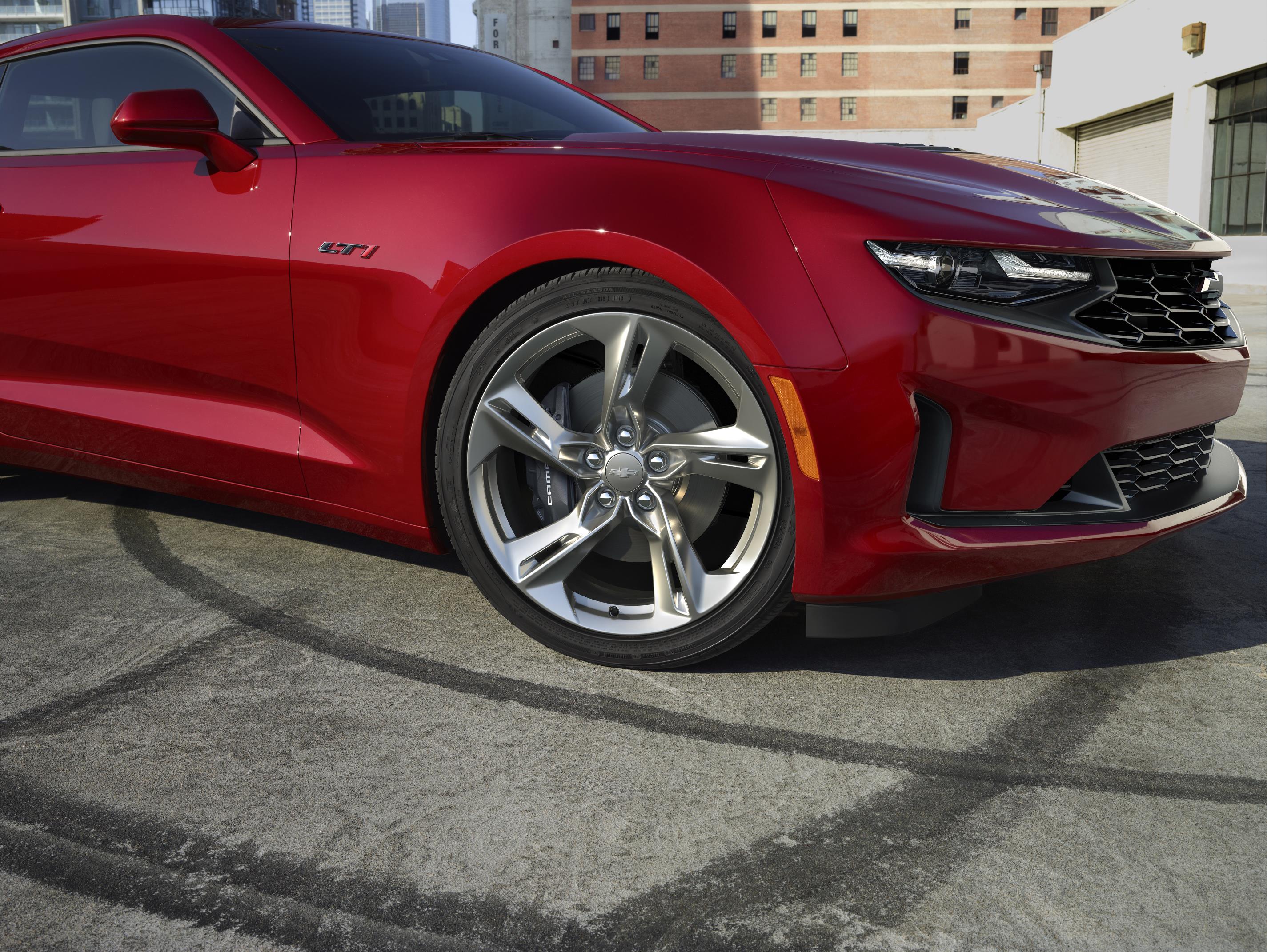2020-Chevrolet-CamaroLT1-002