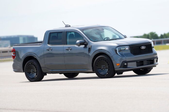 2025-ford-maverick-lobo-autocross-2-4096x2731