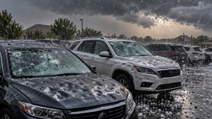 Granizada intensa en el aparcamiento